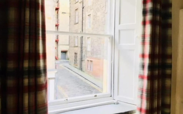 Heart of Edinburgh City Flat