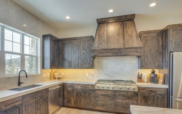 Spacious Utah Escape w/ Balcony & Mountain Views!