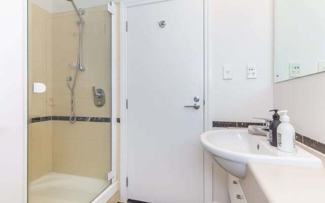 Gorgeous  Apartment With Nice View, Pool & Gym!