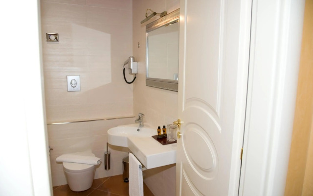 Artemis Hotel