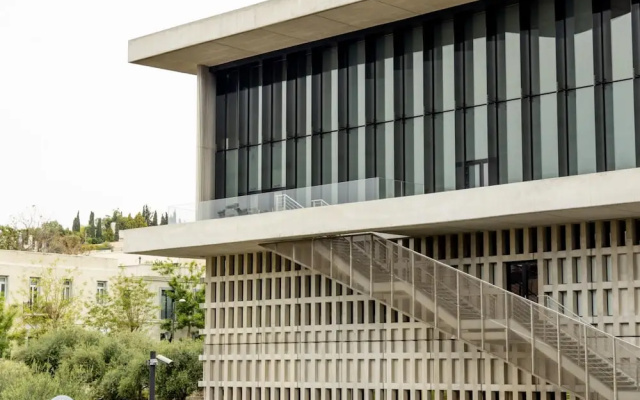 Spacious High-ceiling 2BR by Acropolis Museum