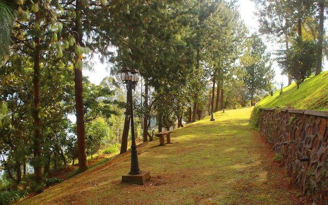 Bunyonyi Safaris Resort