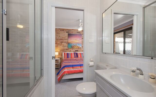 Shoreline Drive, Duplex 01,39, Little Pearl