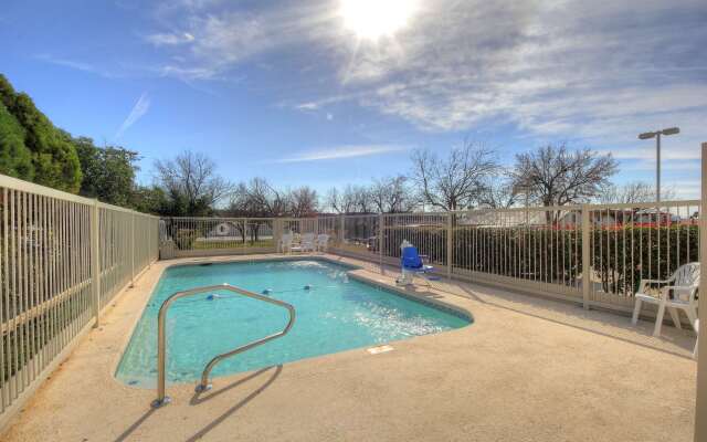 Motel 6 Kerrville, TX