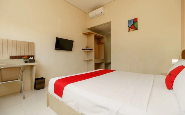 RedDoorz Plus near Sangkareang Park