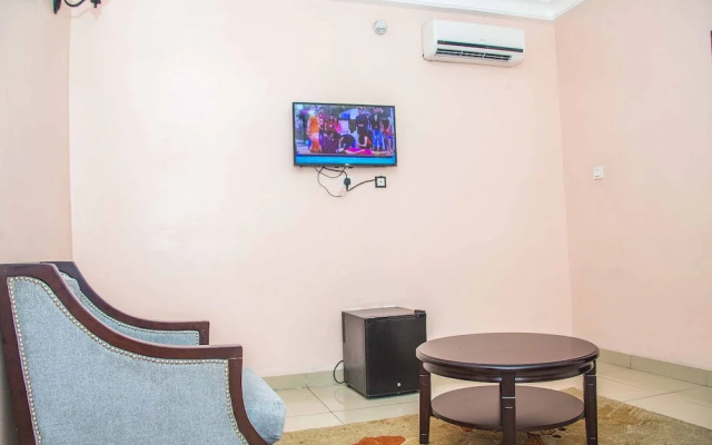 Royal Crest Hotel & Suites