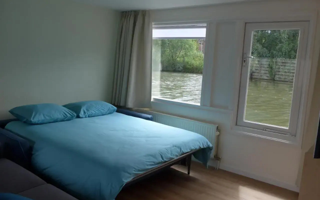 Houseboat In The Center, 5 min walk to Tropical Museum, Free Wifi! - Hotel in Amsterdam - Photo 2