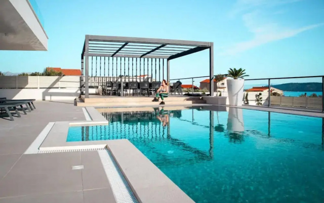Sunset Serenity Villa With Pool, Gym and Sauna