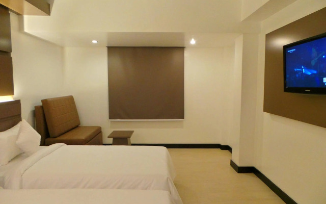 Clover City Center Plus Hotel