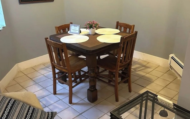 Garden-level 2BR Pet-friendly Near Downtown
