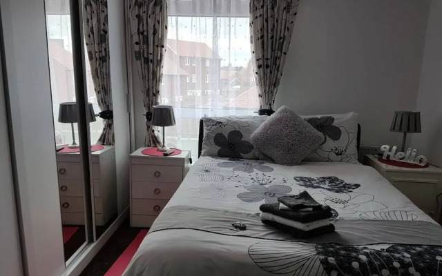 Modern Apartment Minutes From Central London, UK