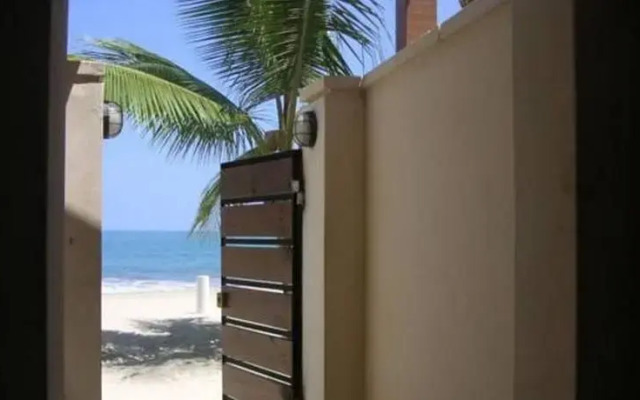 Directly On Beach ,best Location, Center Of Town