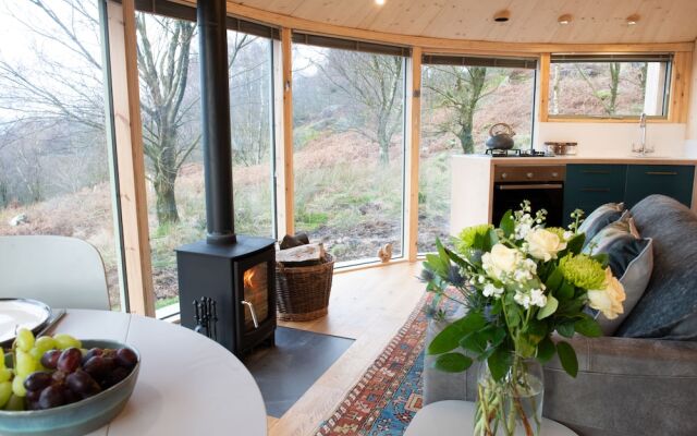 Luxury and Peaceful 1-bed Roundhouse With Hot Tub