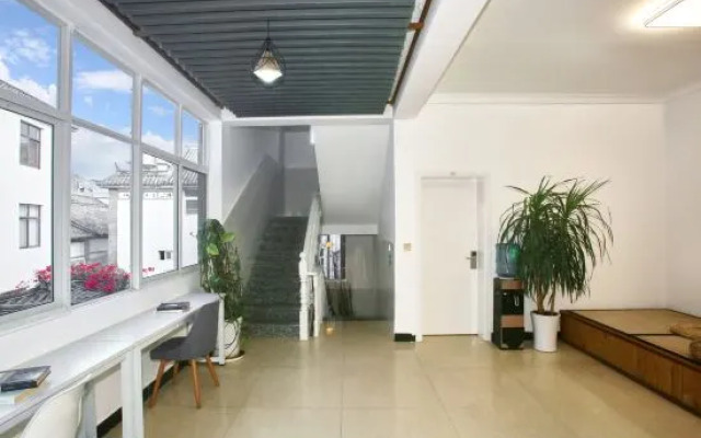 Cloud Dream And Flowers Hotel