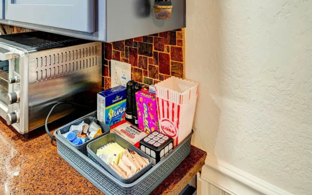 Dog-friendly Oakhurst Home: Walk to Downtown!