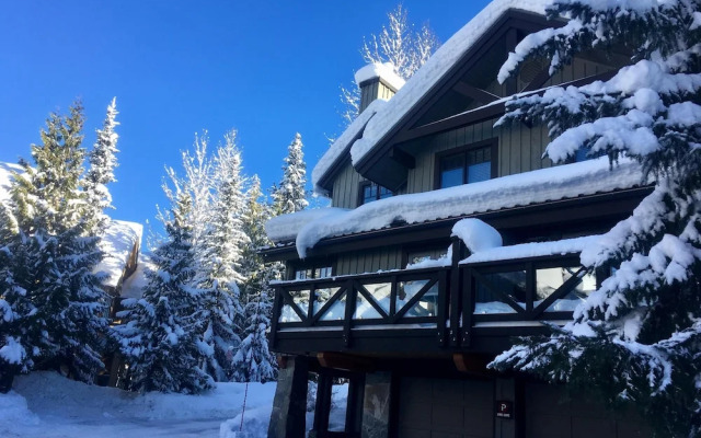 Spacious Town Home With Private Hot Tub