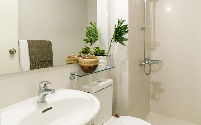 Sabrina's Crib by Azure 2 Bedroom near Airport