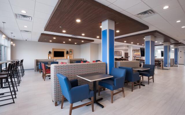 Holiday Inn Express & Suites Chicago - Hoffman Estates by IHG