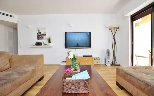 Amazing 3 Bedroom Garden Apartment near Gordon Beach