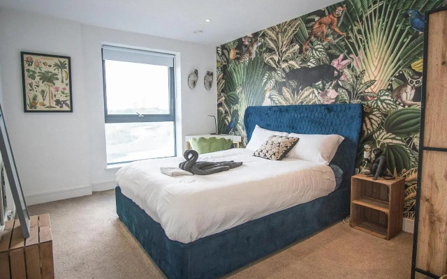 Stunning Riverside View Apartment, near Canary Wharf & O2