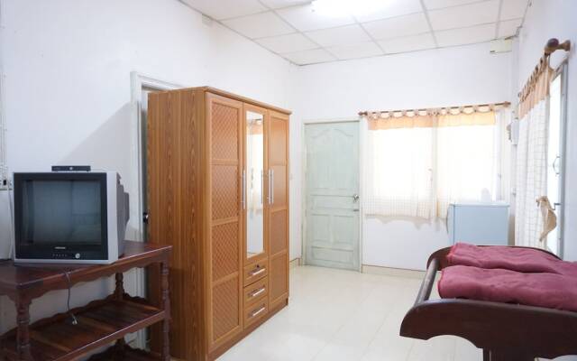 Na Thammachart Hotel