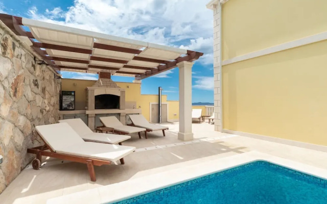 Modern Villa Near the Sea