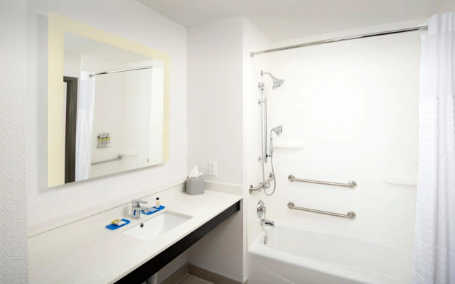 Holiday Inn Express & Suites North Brunswick