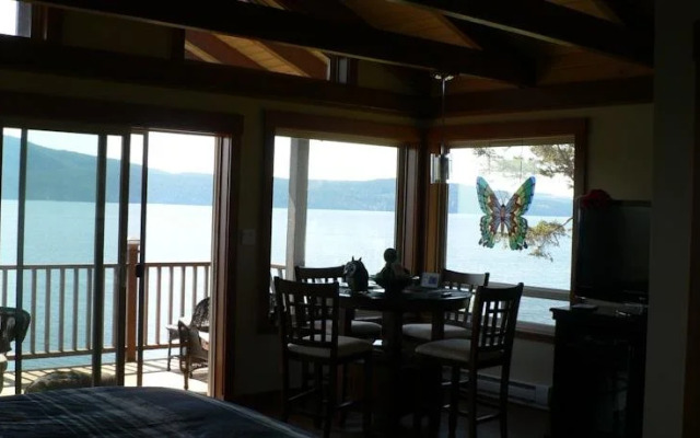 The Getaway Waterfront Cottage