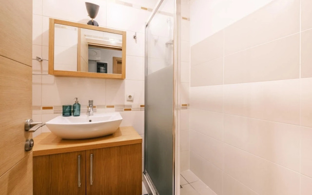 Spacious Flat 3 min to Coast and Bagdat Avenue