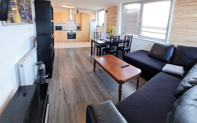 2 bedroom Central Flat with Parking