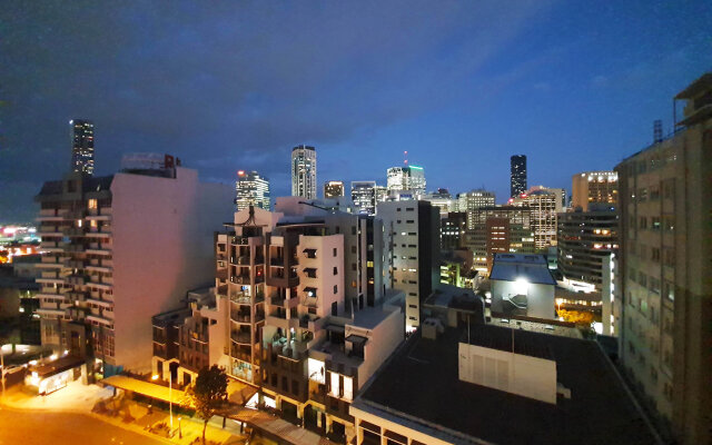 City Penthouse Views Wine Pool Gym Netflix