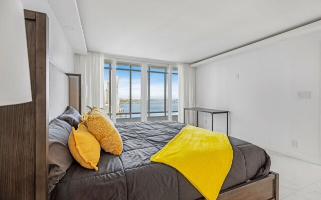 Chic Bayfront Condo With Stunning View