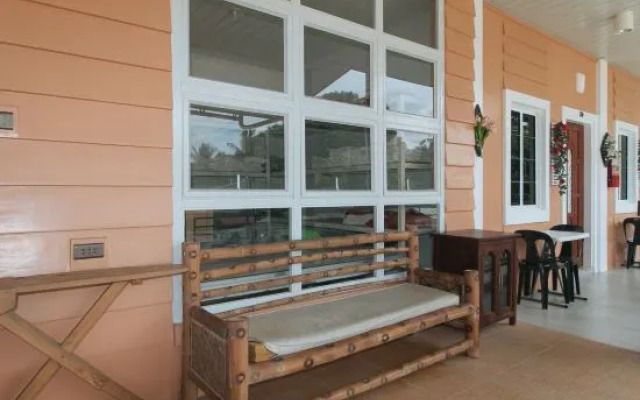 RedDoorz @ Queens Hometel