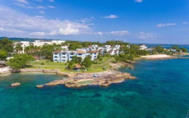 Point Village Beach Studios & Suites