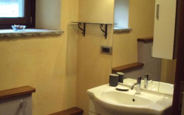 All'Ombra dell'Antica Pietra