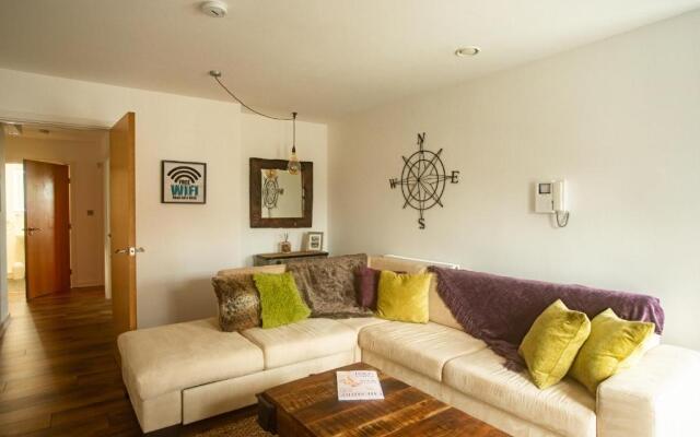 Chester railway station luxury apartment - sleeps 4 & FREE parking!