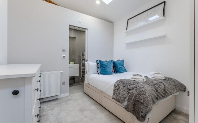 Quiet 2 Bed 2 Bath Mews House South Kensington