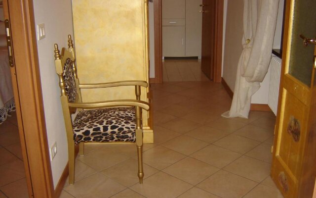 Casa Del Sole Appartamento N° 2 White And Gold Room