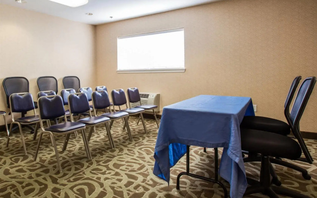 HomeTowne Studios & Suites by Red Roof Charlotte - Concord
