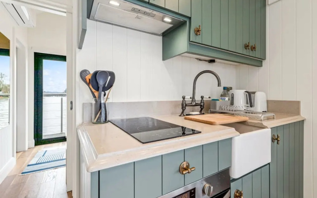 Ondine Houseboat on the Thames - From 160 Per Night