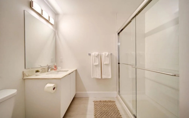 Stylish Modern Condo w Parking Location Coffee