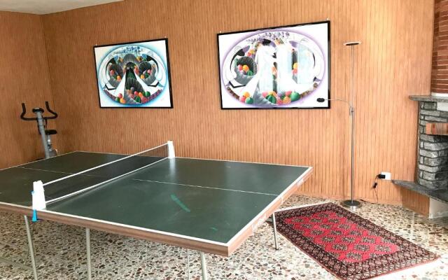 4 bedrooms villa at Ranco 100 m away from the beach with lake view private pool and enclosed garden