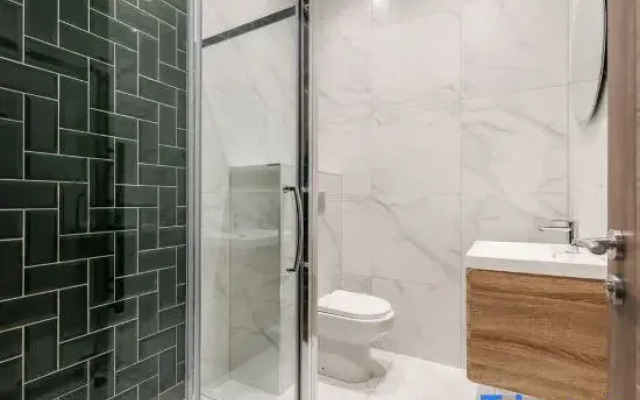 Spacious Seaside 2-Bed Apt w/ Free Gym & Parking