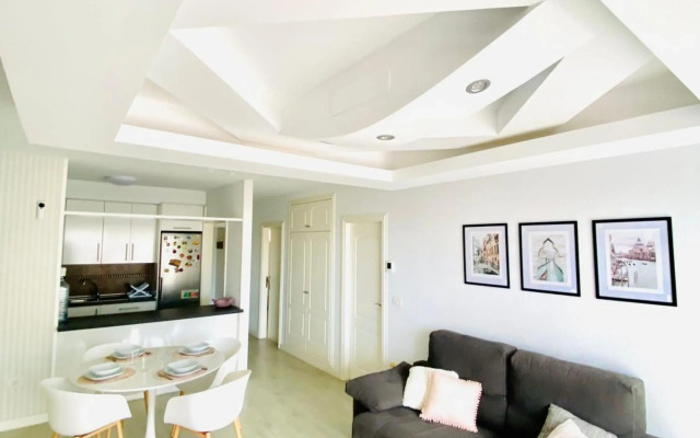 Enjoy Sunsets at Fully Equipped 2BR Oceanside View
