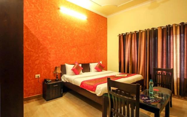 OYO 8240 Maan Residency