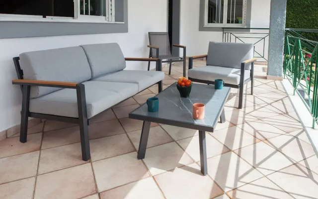 Deluxe 3 Bd House near Lagonisi w Garden
