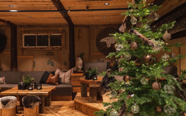 Basecamp Spitsbergen Hotel