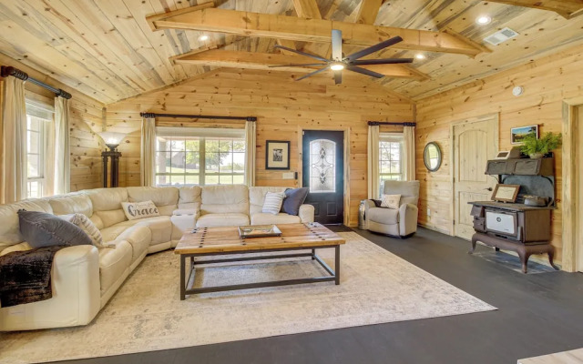 Deck & Yard: 'margy's Farmhouse' in Jasper