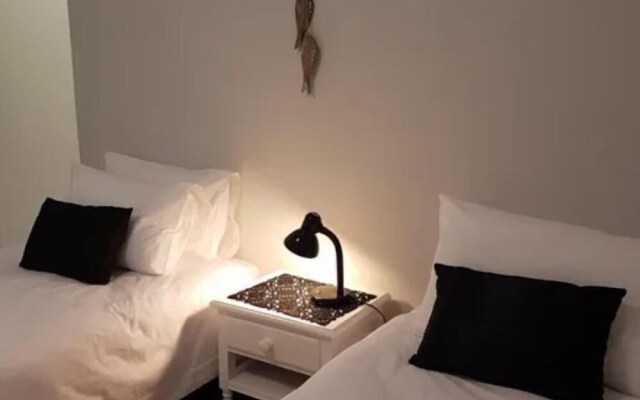 Traders Hotel & Restaurant