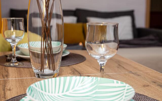 Bon voyage на улице Ирчи Казака